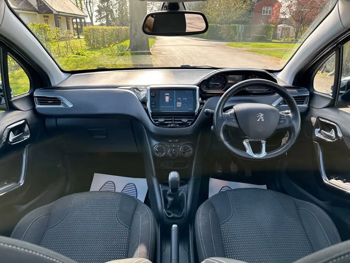 2018-peugeot-208-12-puretech-allure-premium-ss-big-11