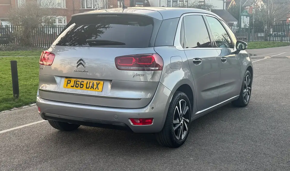 2016-citroen-c4-picasso-16bluehdi-flair-eat6-big-6