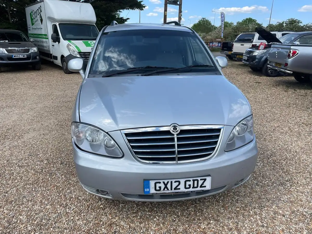 2012-kgm-ssangyong-rodius-27td-es-big-5