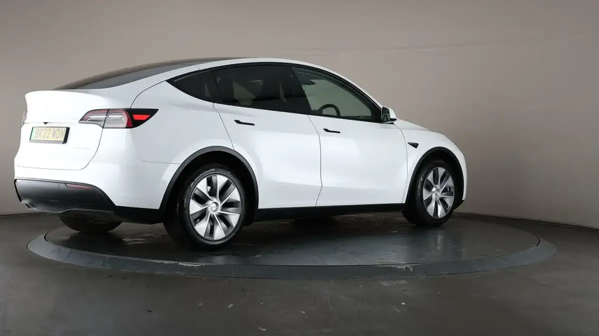 2022-tesla-model-y-e-long-range-big-57