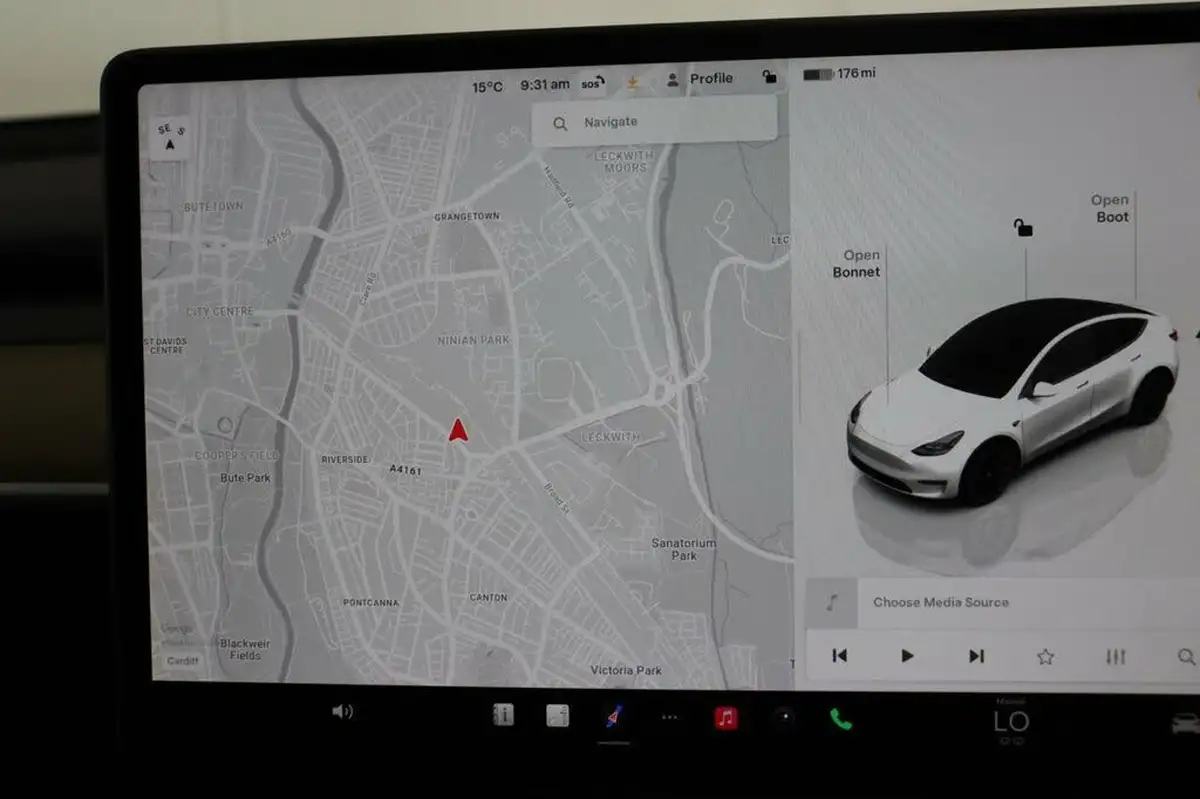 2022-tesla-model-y-e-long-range-big-15