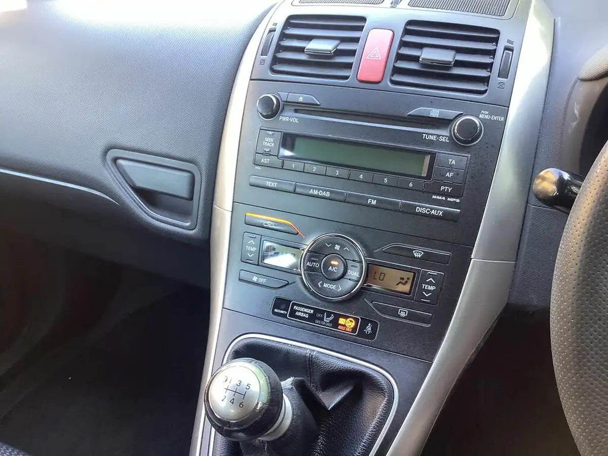 2010-toyota-auris-133-vvt-i-tr-5d-big-14