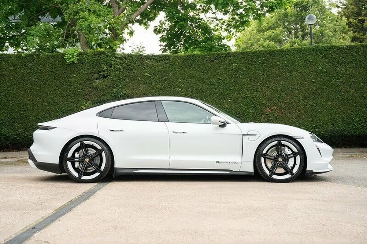 2020-porsche-taycan-e-turbo-big-5