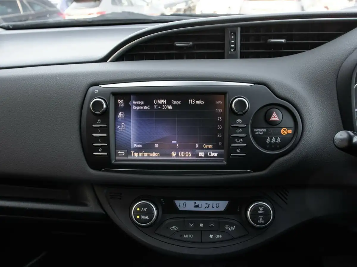 2017-toyota-yaris-15-vvt-i-icon-navi-hybrid-big-21