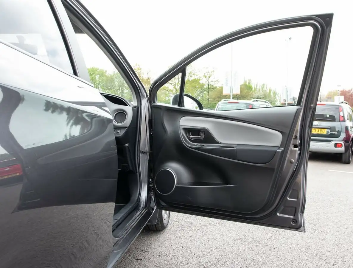 2016-toyota-yaris-133-icon-vvt-i-5d-big-13