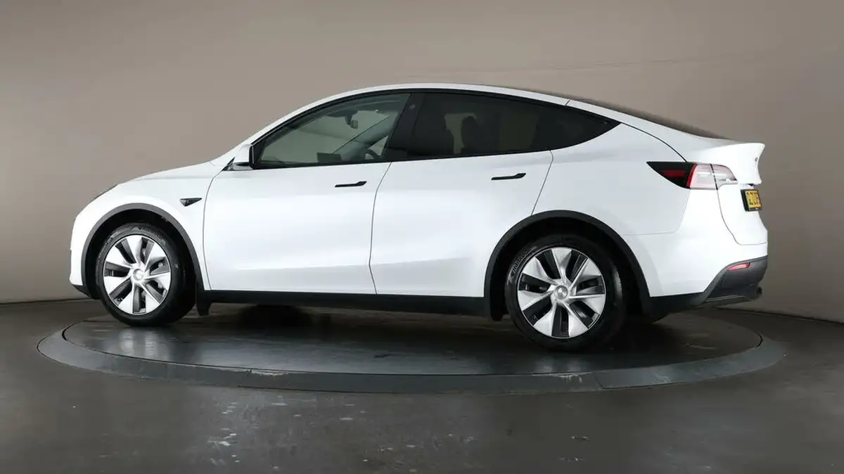 2022-tesla-model-y-e-rwd-big-75