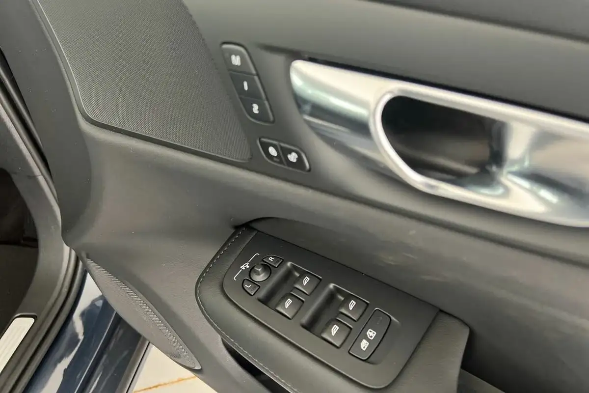 2025-volvo-v60-20-b4-plus-station-wagon-big-27