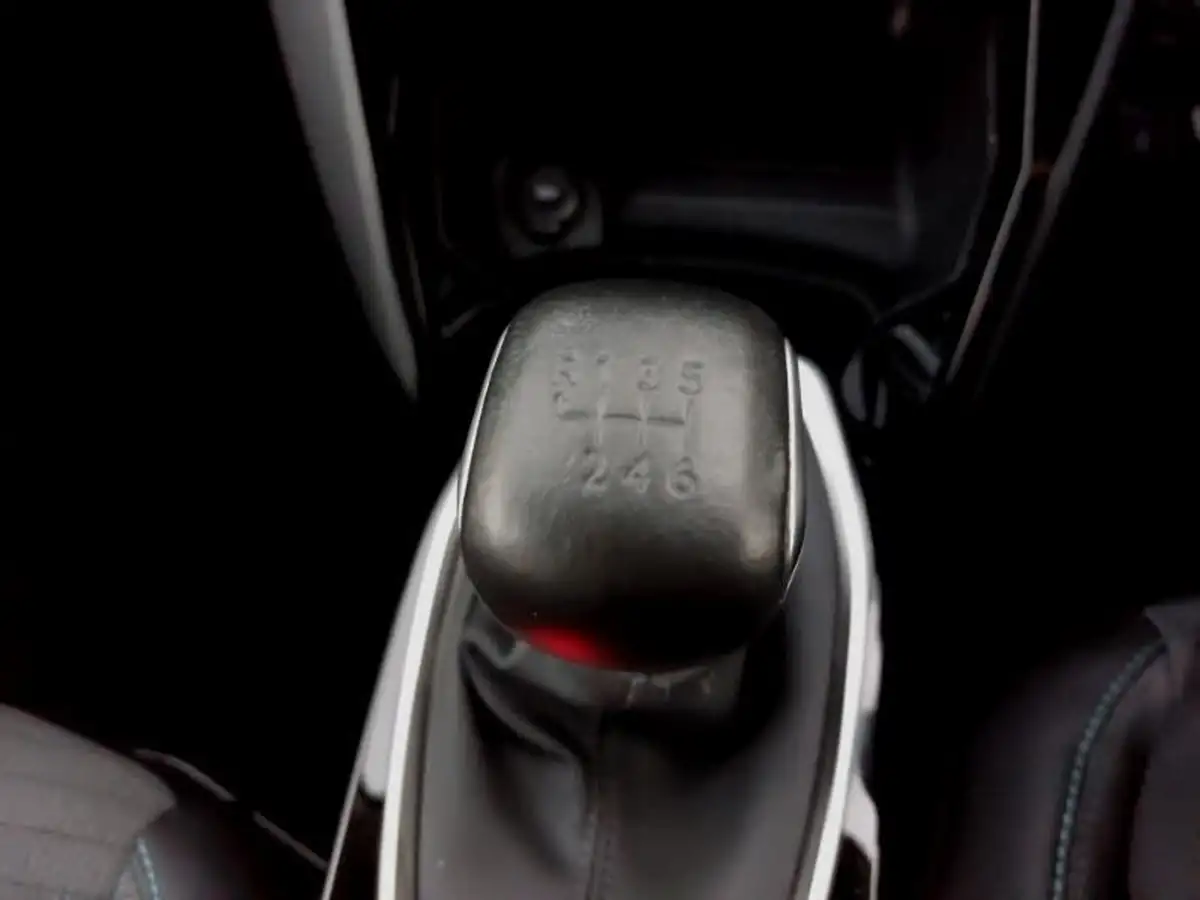 2021-peugeot-208-12-puretech-allure-100bhp-big-13
