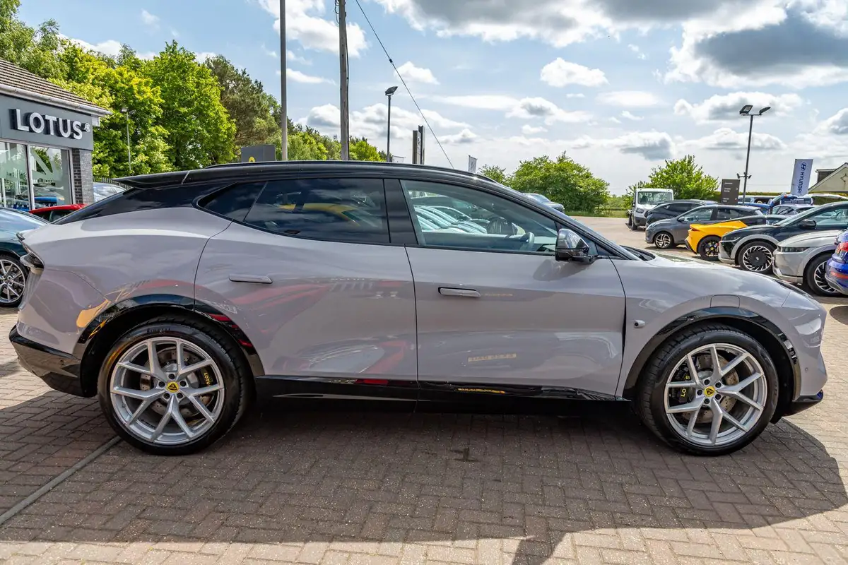 2023-lotus-eletre-e-big-7