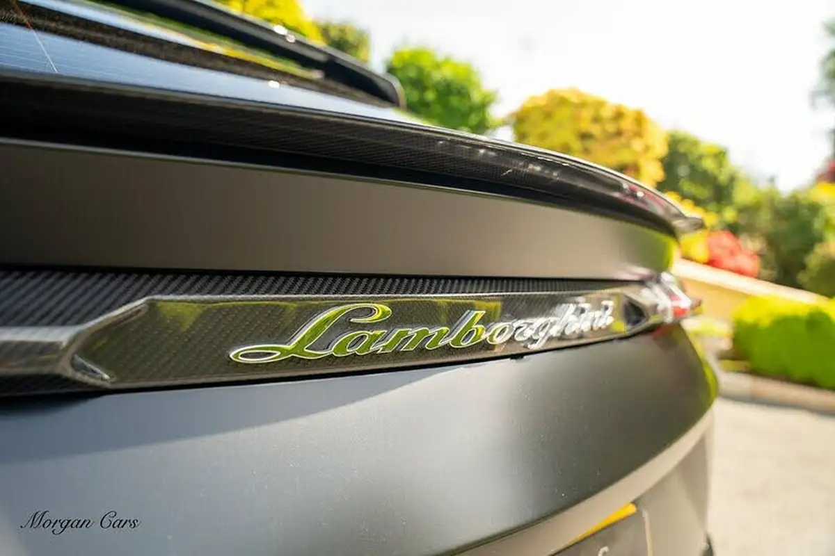 2022-lamborghini-urus-40-no-trim-big-13