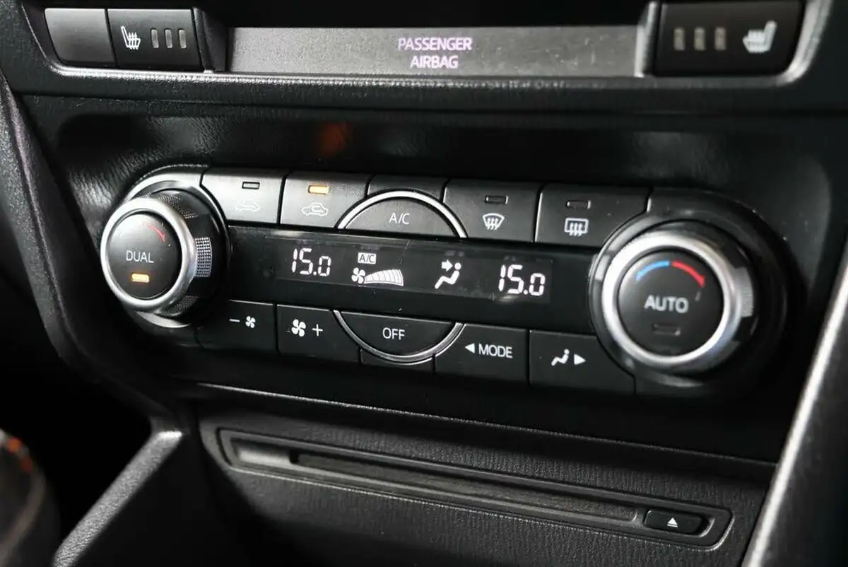 2014-mazda-mazda3-20-se-l-nav-hatchback-5d-big-26