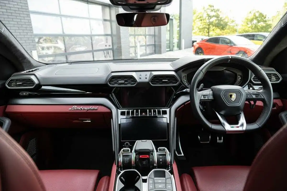2022-lamborghini-urus-40-no-trim-big-10