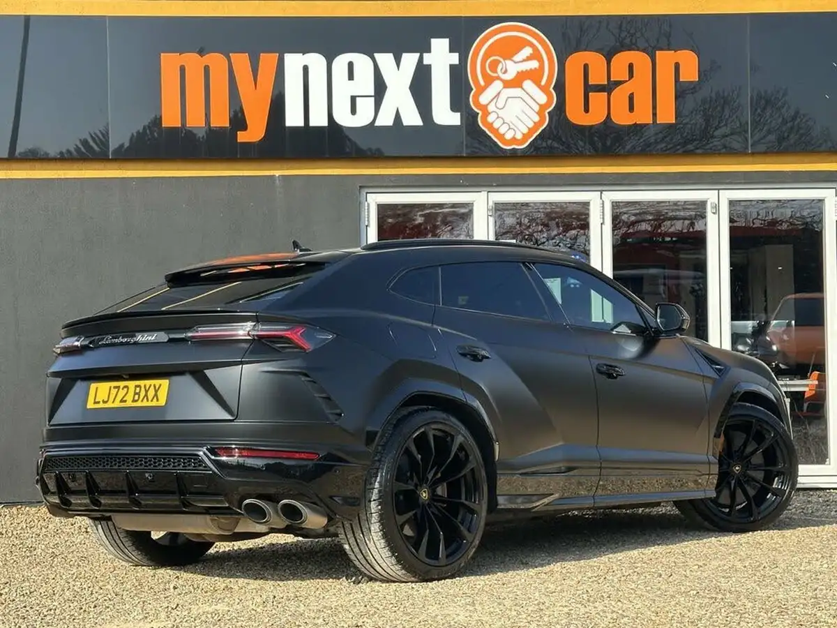 2022-lamborghini-urus-40-no-trim-big-12