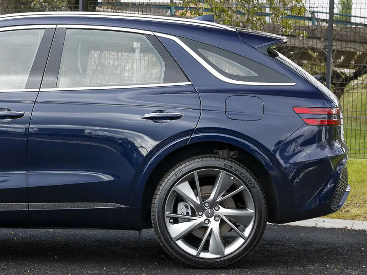2025-genesis-gv70-big-10