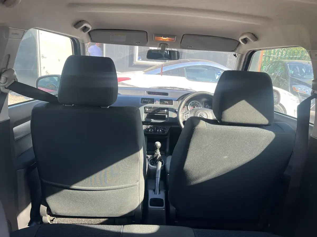 2009-suzuki-swift-13-gl-3d-big-24