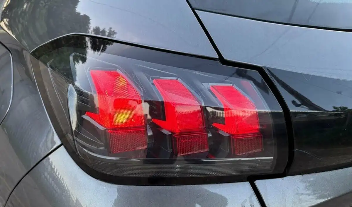 2022-peugeot-208-12-puretech-active-premium-100bhp-eat8-big-48