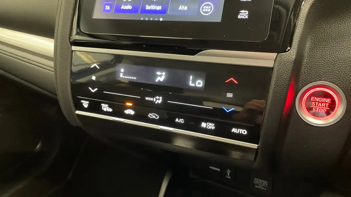2019-honda-jazz-13-i-vtec-ex-navi-cvt-big-24
