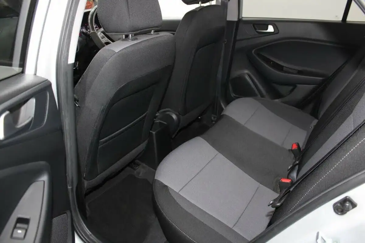 2016-hyundai-i20-10-active-big-25