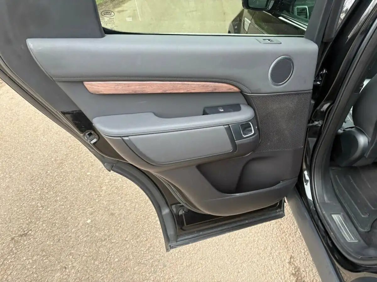 2019-land-rover-discovery-30-sd6-commercial-hse-big-23