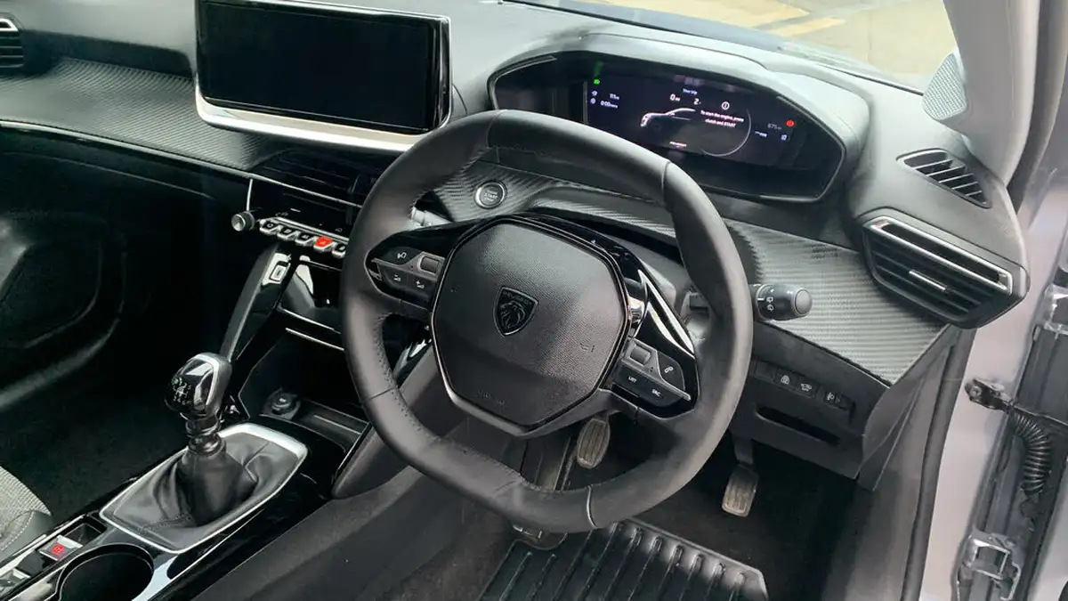 2025-peugeot-208-12-puretech-allure-big-10