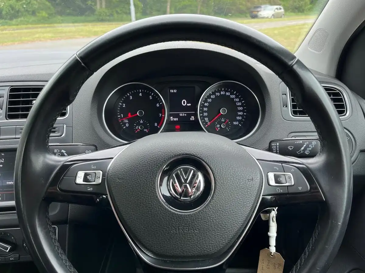 2015-volkswagen-polo-12-tsi-se-5d-big-24