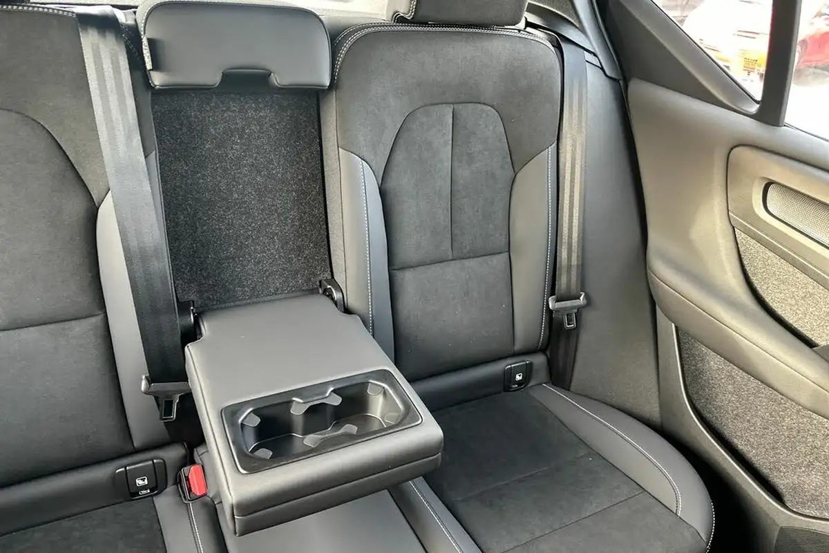2024-volvo-xc40-20-b3-plus-big-23