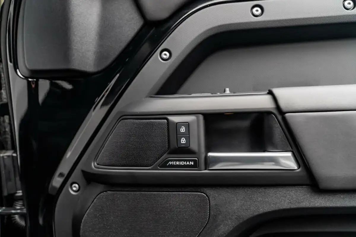 2025-land-rover-90-defender-30-d250-hard-top-x-dynamic-se-90-250pseu6e-big-37