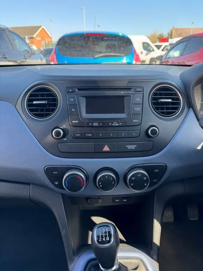2015-hyundai-i10-12-se-big-8