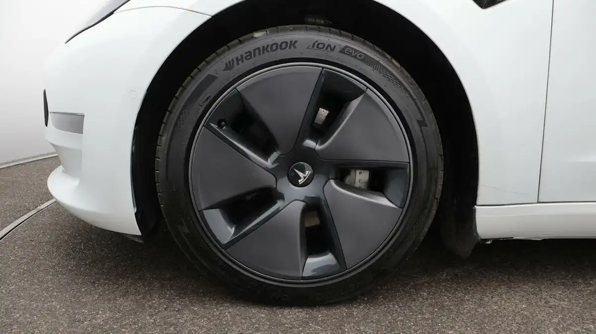 2021-tesla-model-3-e-long-range-awd-big-18