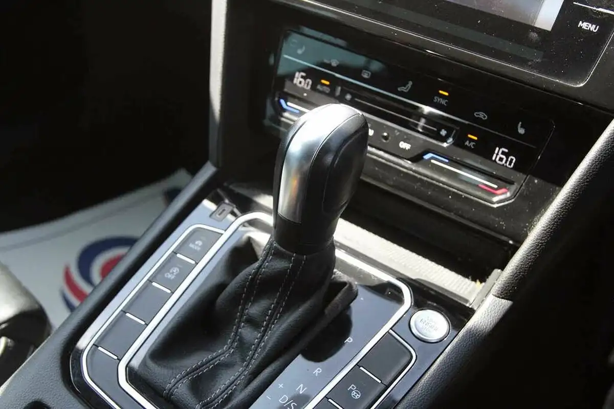 2022-volkswagen-passat-15-tsi-r-line-estate-5d-dsg-big-15