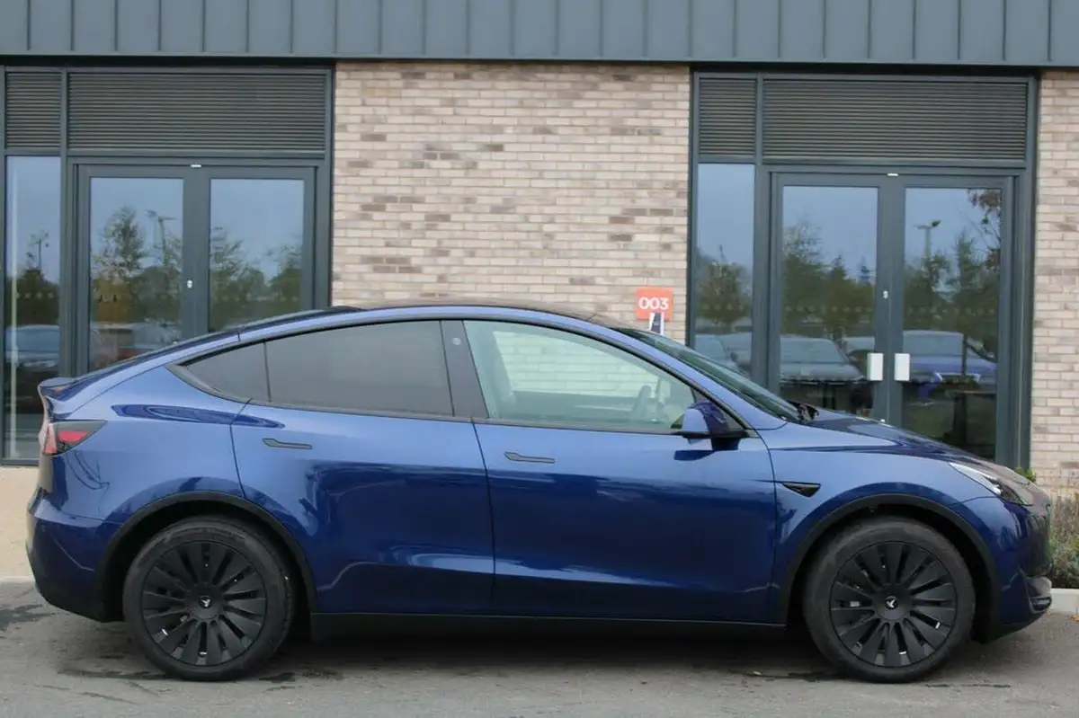 2023-tesla-model-y-e-long-range-big-4