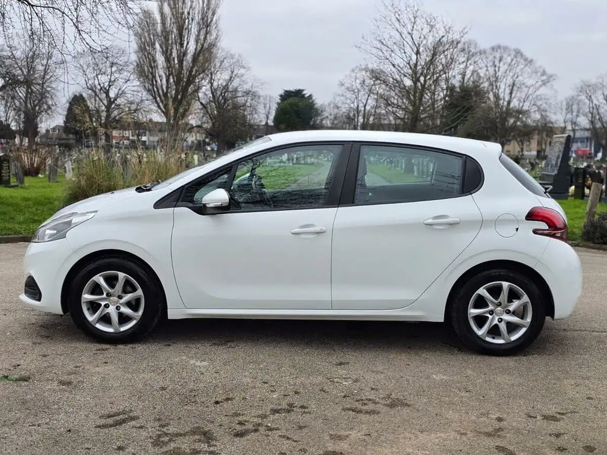 2015-peugeot-208-12-puretech-active-5d-big-11