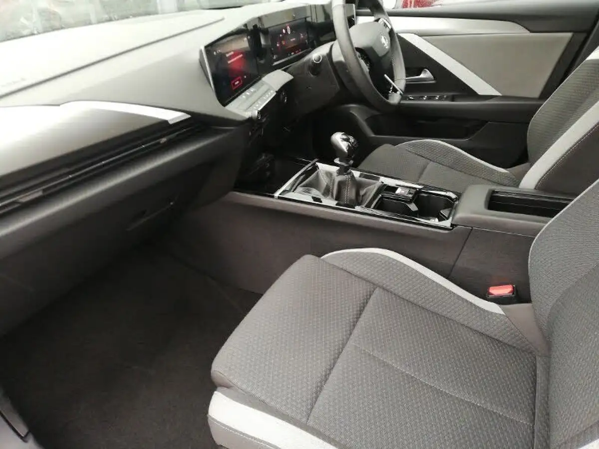 2023-vauxhall-astra-12-turbo-design-130ps-hatchback-big-4