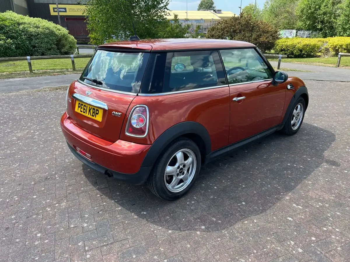 2011-mini-cooper-16-one-98bhp-hatchback-3d-big-5