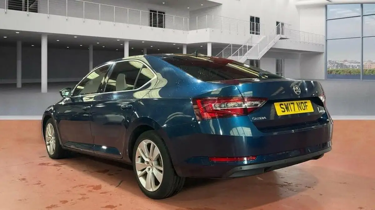 2017-skoda-superb-20tdi-se-l-executive-hatchback-dsg-big-2