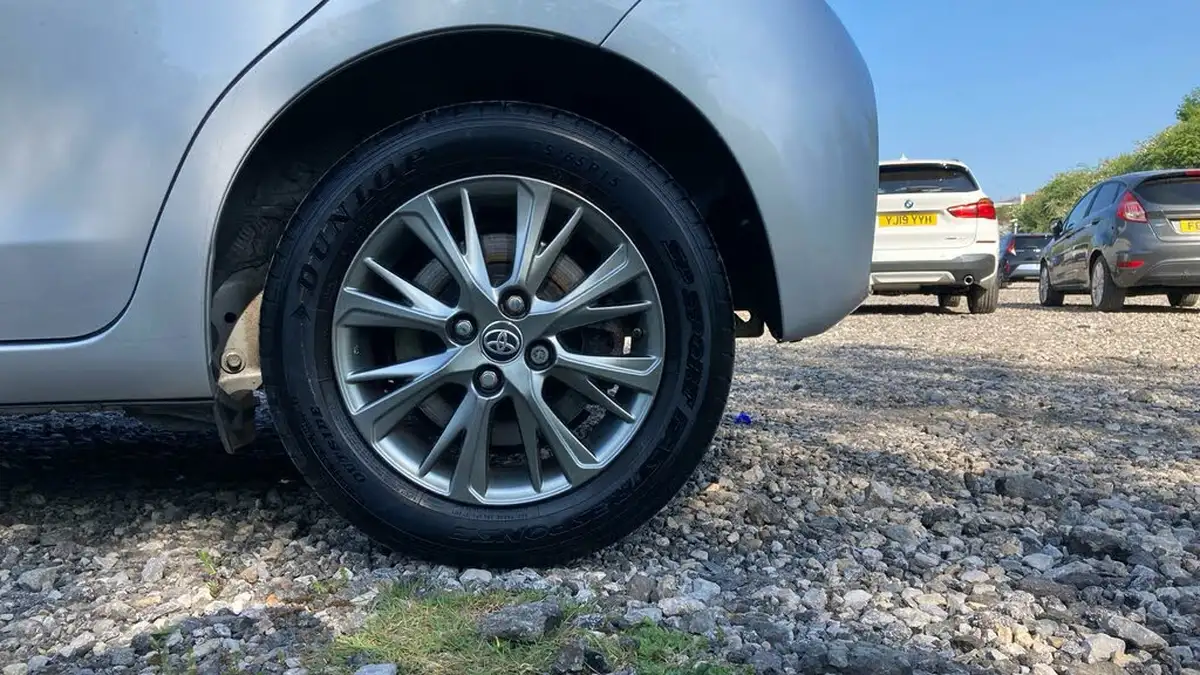 2020-toyota-yaris-15-vvt-i-icon-98bhp-hybrid-1497cc-e-cvt-big-17