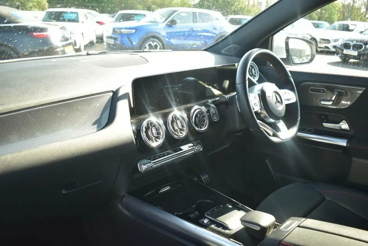 2021-mercedes-benz-gla-class-big-16