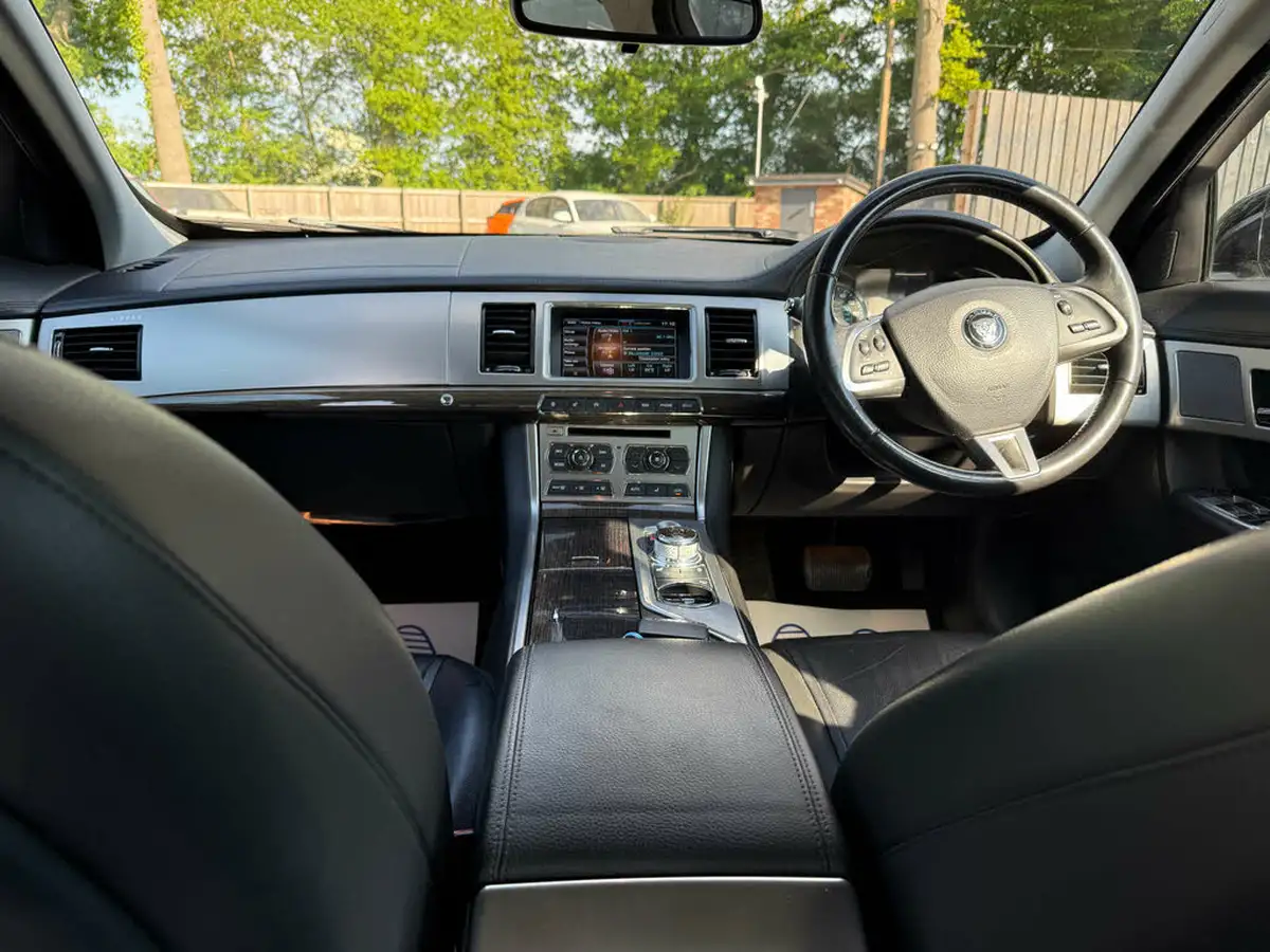 2015-jaguar-xf-22td-luxury-163ps-saloon-4d-big-3