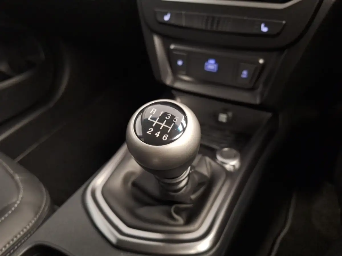 2024-kgm-ssangyong-tivoli-15-k40-big-17
