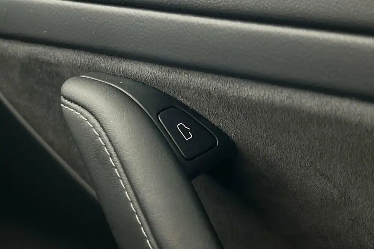 2020-tesla-model-3-e-long-range-big-31