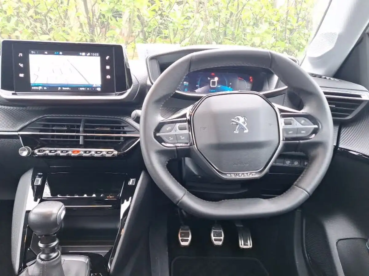 2023-peugeot-208-12-puretech-allure-premium-100ps-big-6