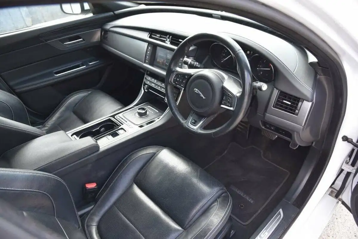 2018-jaguar-xf-30td-saloon-4d-big-13