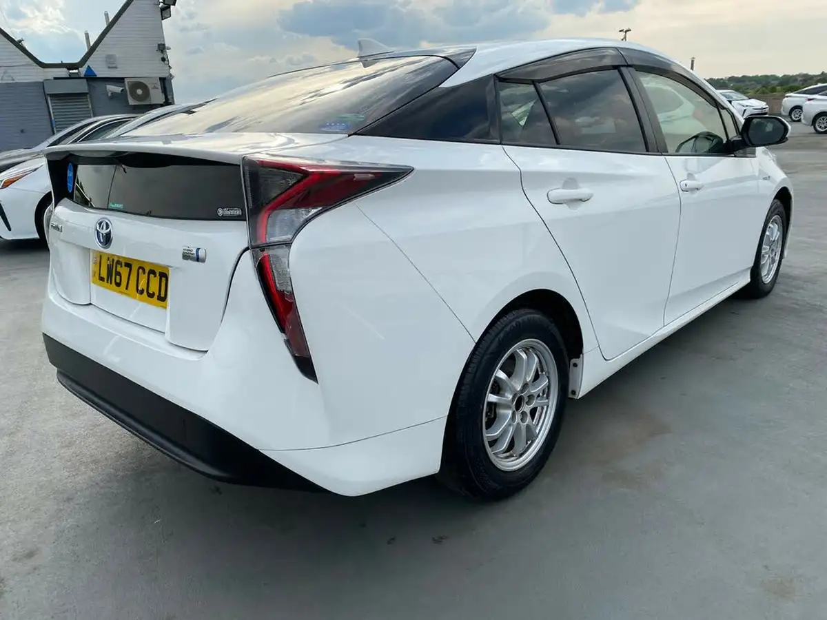 2018-toyota-prius-hybrid-big-16