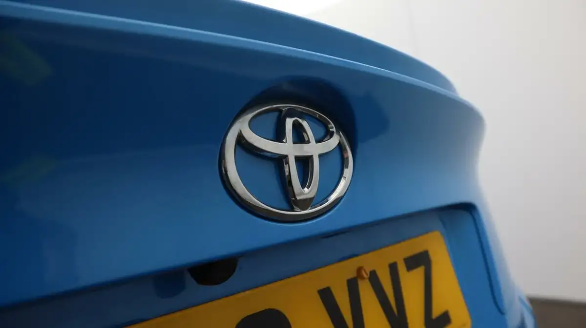 2018-toyota-c-hr-12-dynamic-big-23
