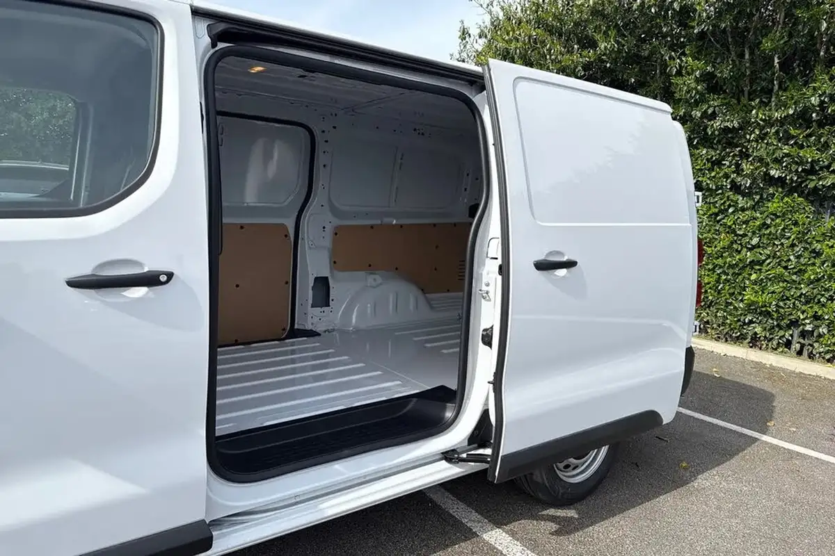 2024-peugeot-expert-15-bluehdi-professional-long-big-23