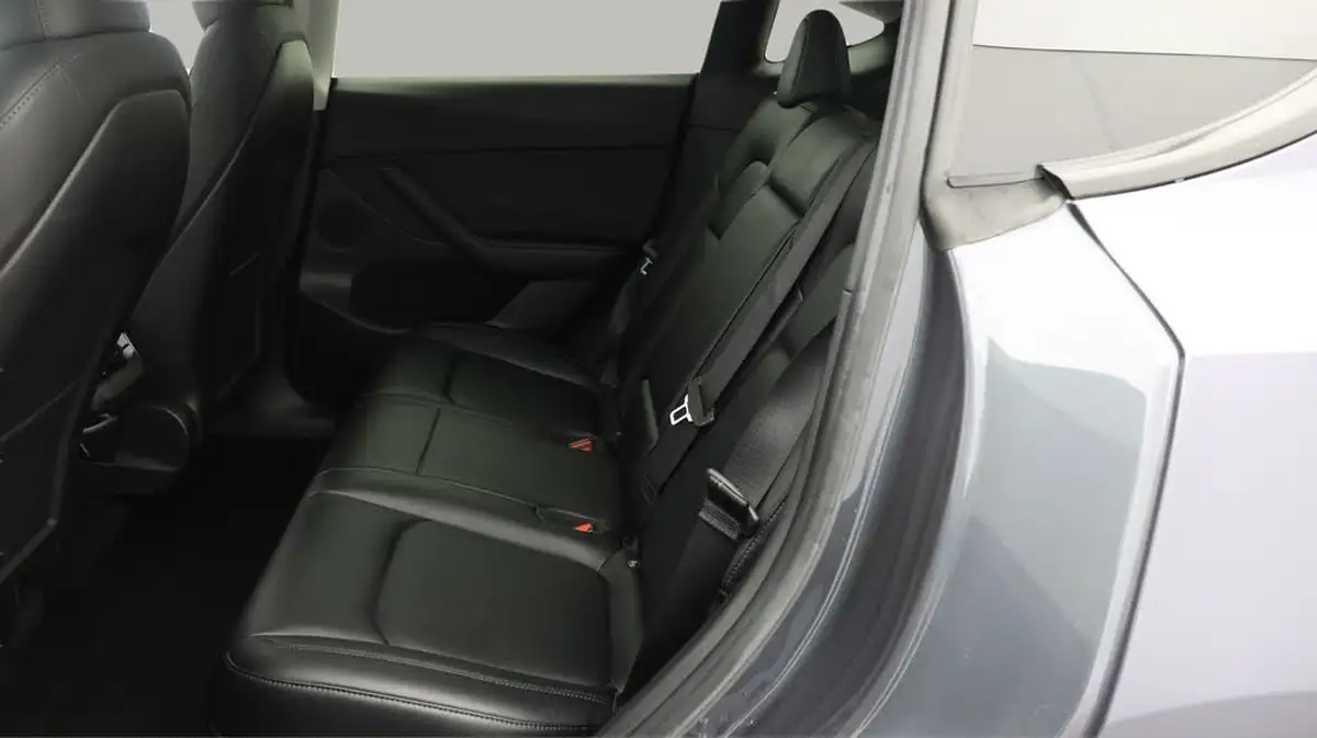 2022-tesla-model-y-e-long-range-big-15