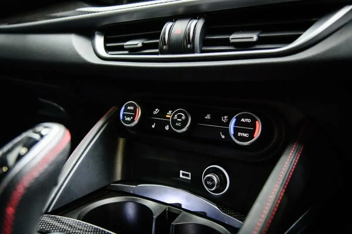 2021-alfa-romeo-stelvio-29-biturbo-quadrifoglio-big-14