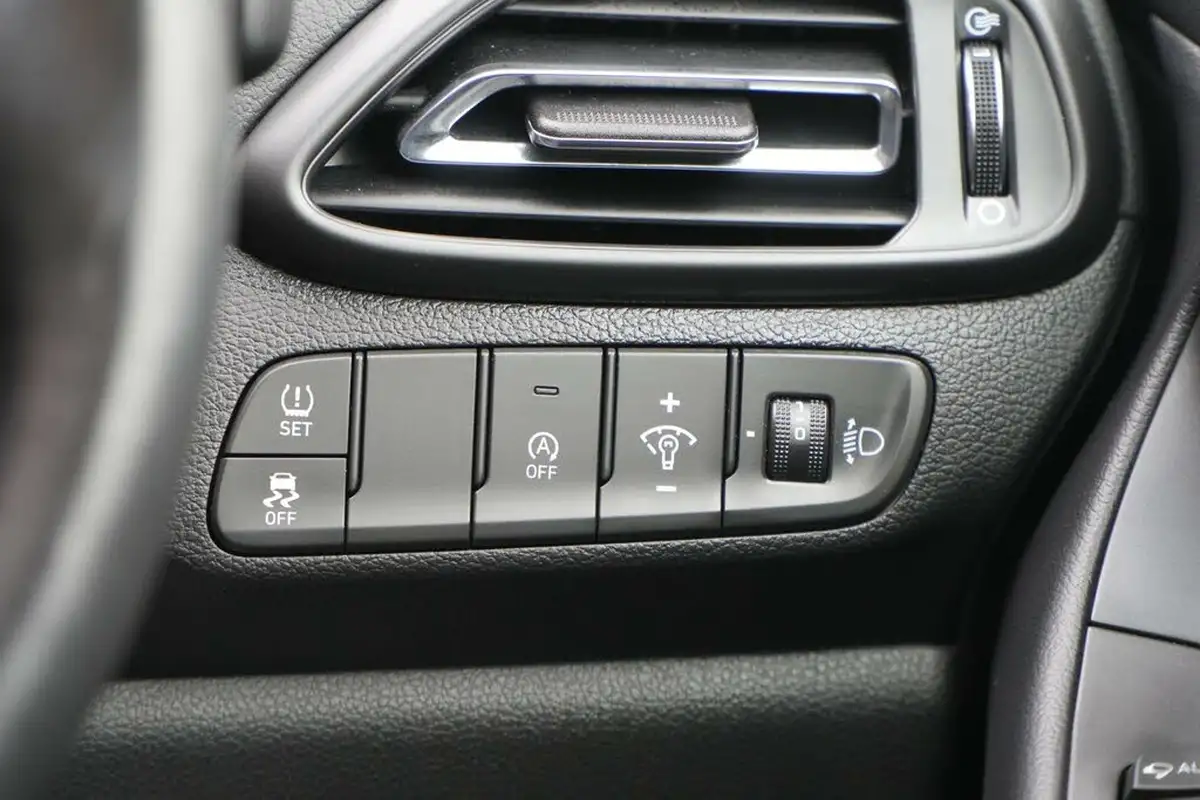 2023-hyundai-i30-10-t-gdi-premium-hatchback-big-25