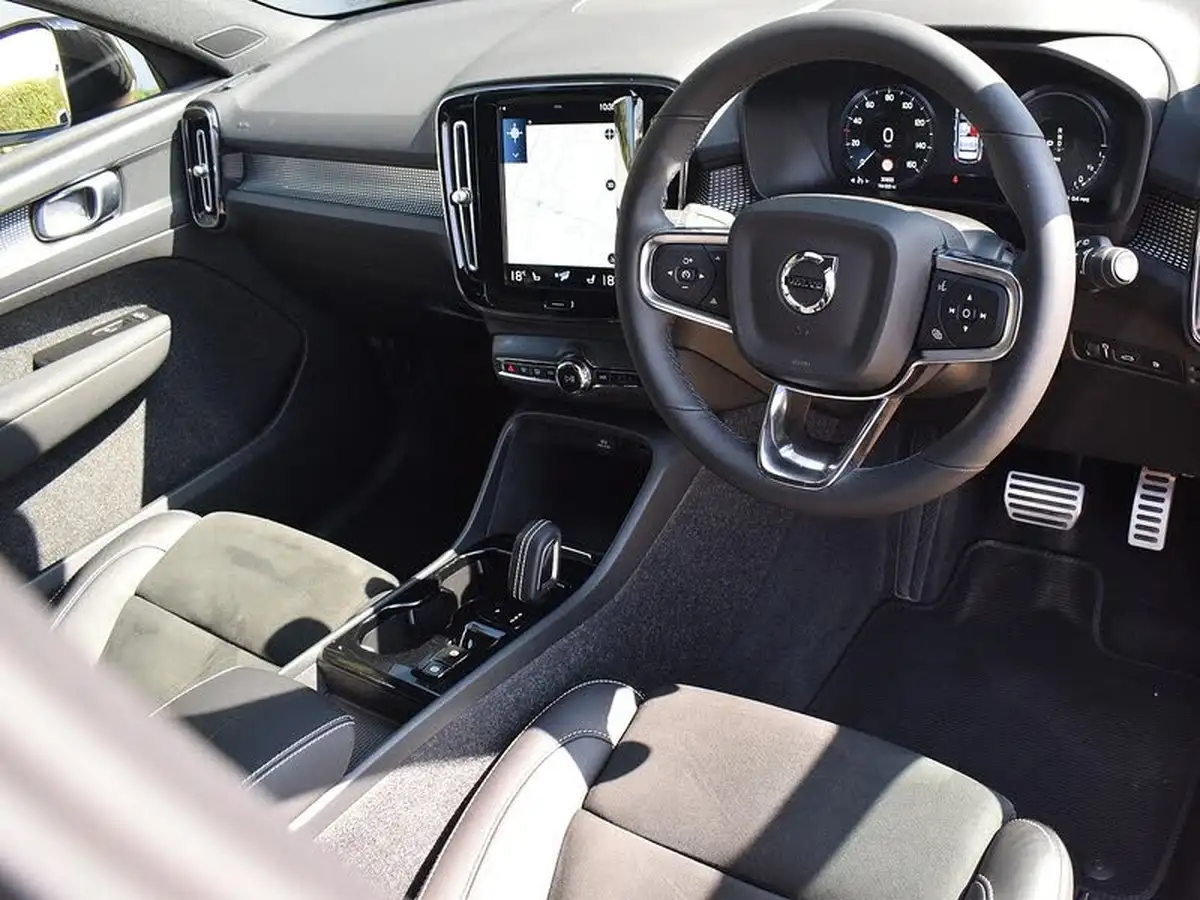 2022-volvo-xc40-15-t5-r-design-pro-big-2