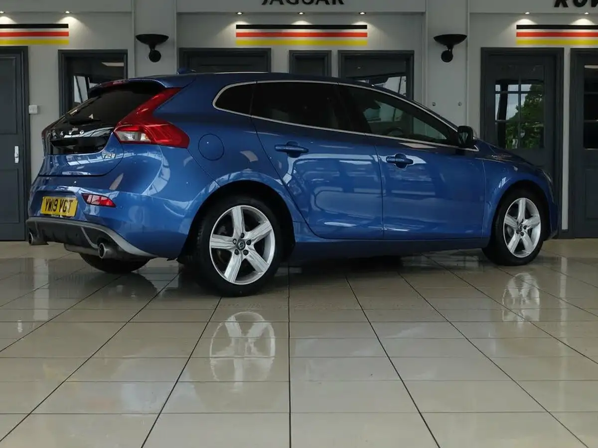 2019-volvo-v40-20-t2-r-design-edition-big-5